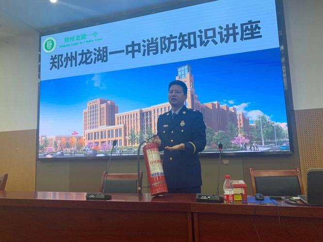 演示消防器材使用