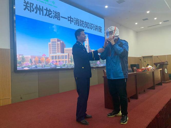 学生体验消防防毒面罩