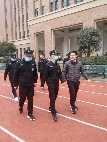 巡防队实地考察校园安全工作