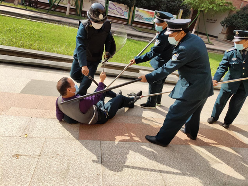 安保人员合理制服暴徒