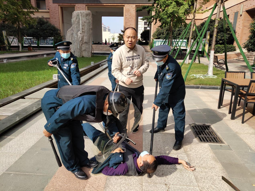 安全督导员第一时间赶到现场指挥工作