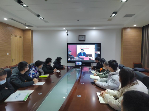 参会人员认真听会