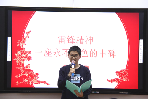 2507班周子皓同学正在进行演讲