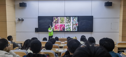 禁毒社工向师生讲解禁毒知识 (2)